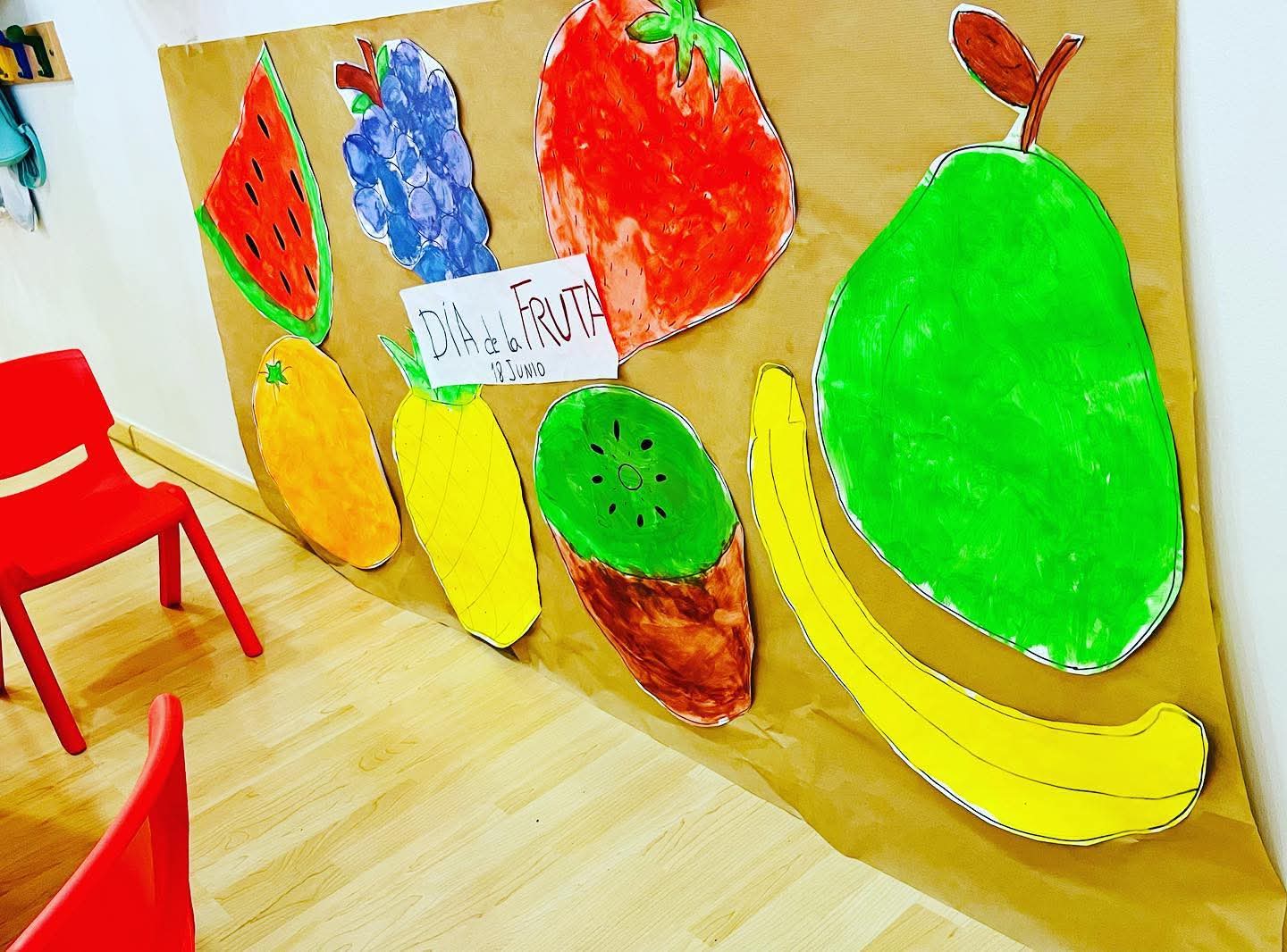 Mural del Día de la Fruta hecho por niños en CEI Caracola, Montessori en Utrera.