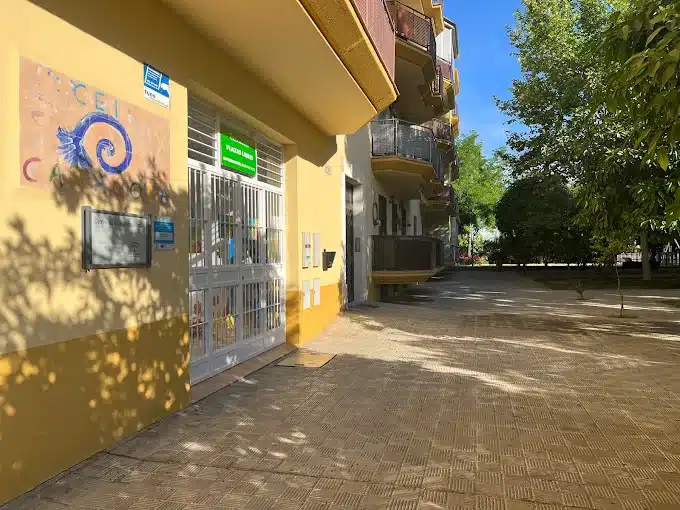 Imagen de fachada exterior de CEI Caracola en una zona peatonal y segura de Utrera.