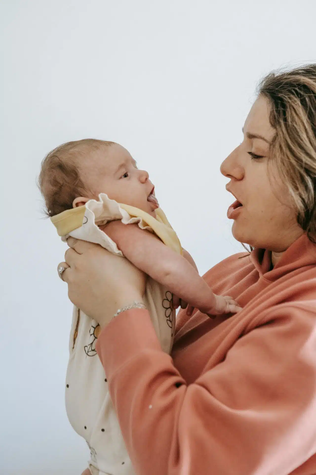 ¿Cuándo empieza a hablar un niño? Madre interactuando con su bebé para estimular el lenguaje y cuándo empieza a hablar un niño