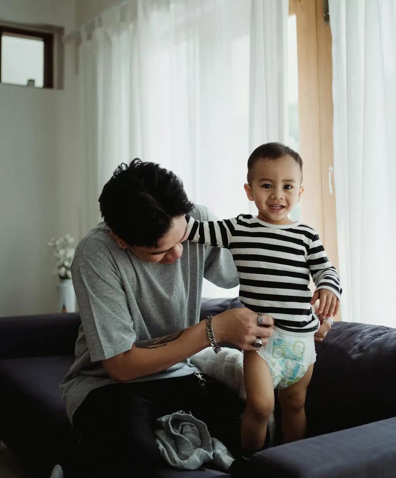 Padre ayudando a su hijo durante el proceso de quitar el pañal