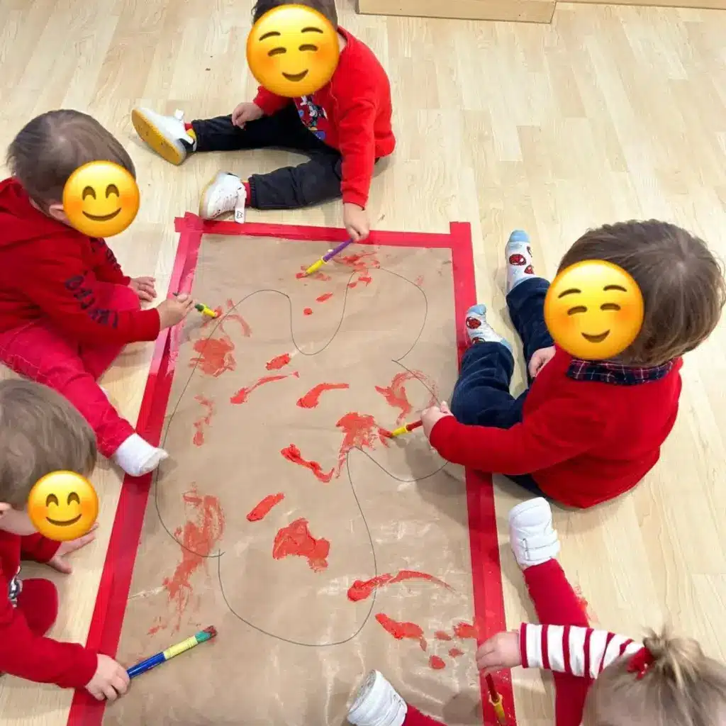 Niños realizando actividades en una guardería durante el periodo de matrícula infantil en Andalucía