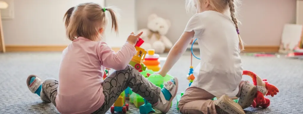 Niños jugando en una guardería adherida a las ayudas de matrícula infantil en Andalucía