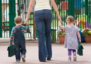 Familia llevando a niños a una de las tantas guarderías en Sevilla durante el periodo de matrícula infantil