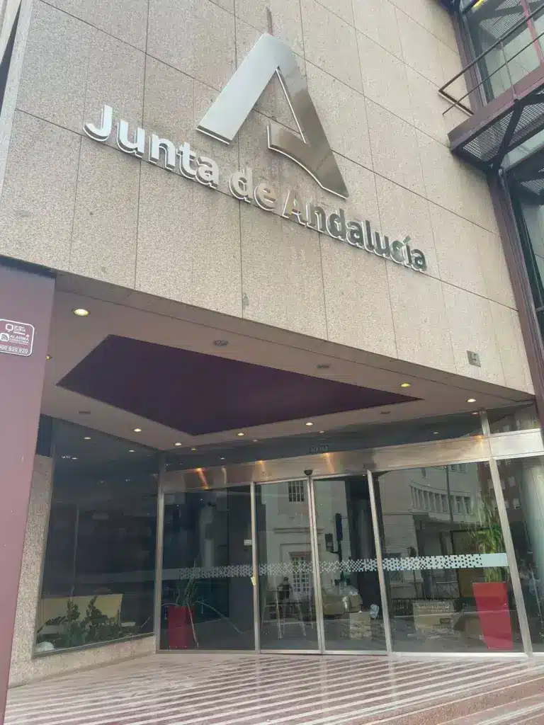 Edificio de la Junta de Andalucía relacionado con el calendario oficial de matrícula infantil y ayudas de guardería