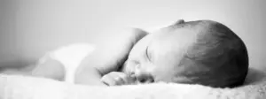 Bebé durmiendo tranquilamente durante el sueño infantil