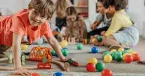 Niño participando en actividades durante el periodo de adaptación infantil