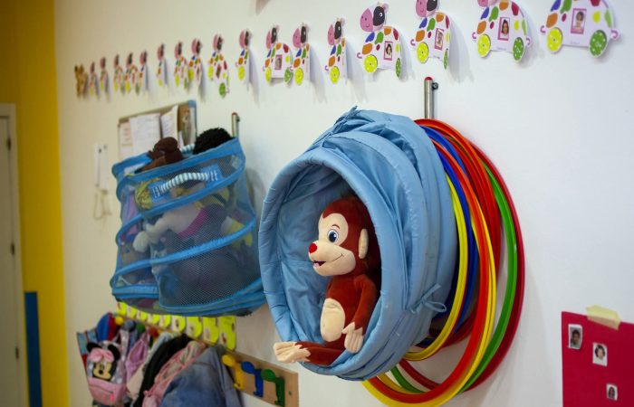 Percheros individuales con fotos de los alumnos en el aula de 0 y 1 año en CEI Caracola.