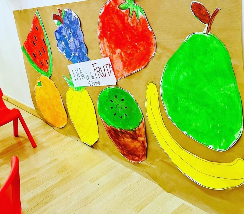 Mural del Día de la Fruta hecho por niños en CEI Caracola, Montessori en Utrera.