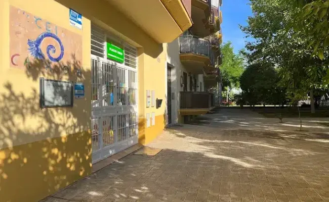 Imagen de fachada exterior de CEI Caracola en una zona peatonal y segura de Utrera.